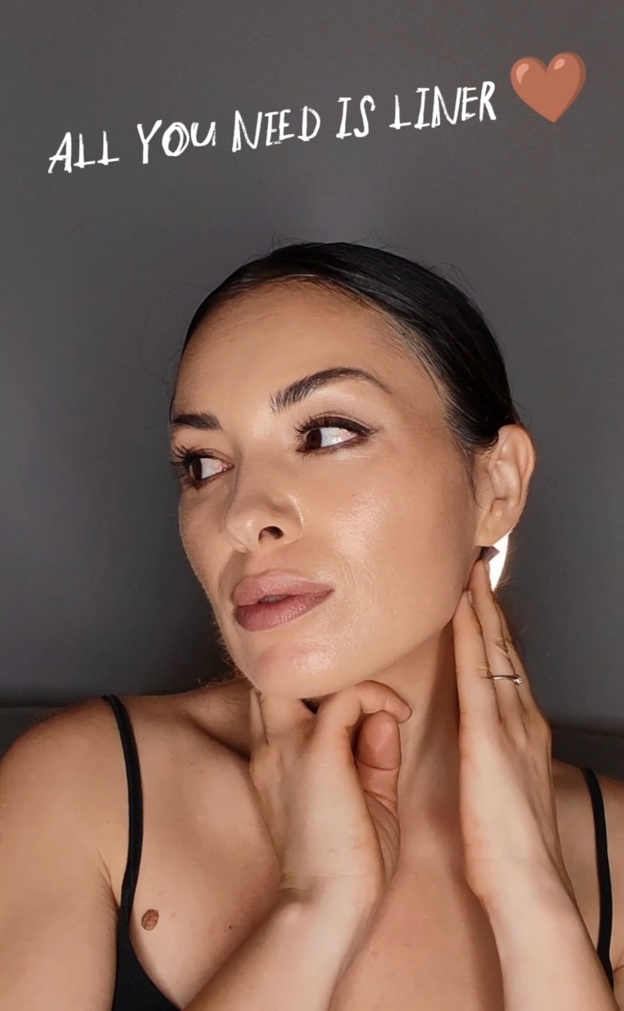 Machiaj complet cu un singur dermatograf maro – da, se&nbsp;poate!