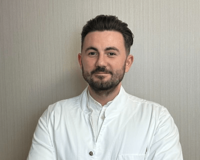 Nașterea, miracolul și știința din spatele ei – Interviu cu Dr. Răzvan Fodoroiu despre maternitate, laparoscopie și redarea încrederii&nbsp;femeilor