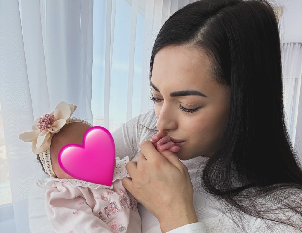 maternitate-larisa-iordache-prettymama-real-talk-maternitate-reala-gimnastica-mama-si-copil-amira-parenting-constient-maternitate-sincera-viata-de-mama-relatia-de-cuplu-dupa-copil-sanatate-emotionala-mame-presiunea-perfectiunii-alaptare-corp-dupa-sarcina-vulnerabilitate-materna-echilibru-emotional-iubirea-unui-copil-relatia-mama-fiica-mame-reale-parenting-modern-familie-copilarie-sustinere-emotionala-vindecare-prin-maternitate-mama-prezenta-emotii-si-maternitate-femei-si-maternitate-sportiva-si-mama-viata-dupa-nastere-maternitate-fara-perfectiune-interviu-prettymama-real-talk-prettymama-iubire-neconditionata-parinti-si-copii-mame-si-anxietate-relatia-cu-propria-mama-mama-autentica