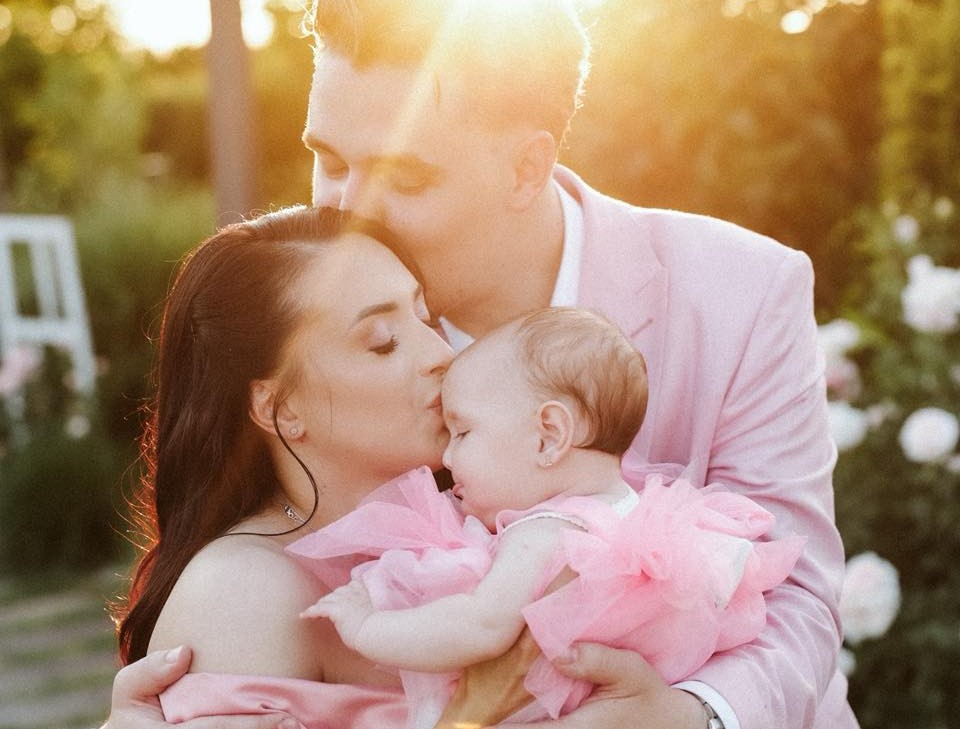 maternitate-larisa-iordache-prettymama-real-talk-maternitate-reala-gimnastica-mama-si-copil-amira-parenting-constient-maternitate-sincera-viata-de-mama-relatia-de-cuplu-dupa-copil-sanatate-emotionala-mame-presiunea-perfectiunii-alaptare-corp-dupa-sarcina-vulnerabilitate-materna-echilibru-emotional-iubirea-unui-copil-relatia-mama-fiica-mame-reale-parenting-modern-familie-copilarie-sustinere-emotionala-vindecare-prin-maternitate-mama-prezenta-emotii-si-maternitate-femei-si-maternitate-sportiva-si-mama-viata-dupa-nastere-maternitate-fara-perfectiune-interviu-prettymama-real-talk-prettymama-iubire-neconditionata-parinti-si-copii-mame-si-anxietate-relatia-cu-propria-mama-mama-autentica