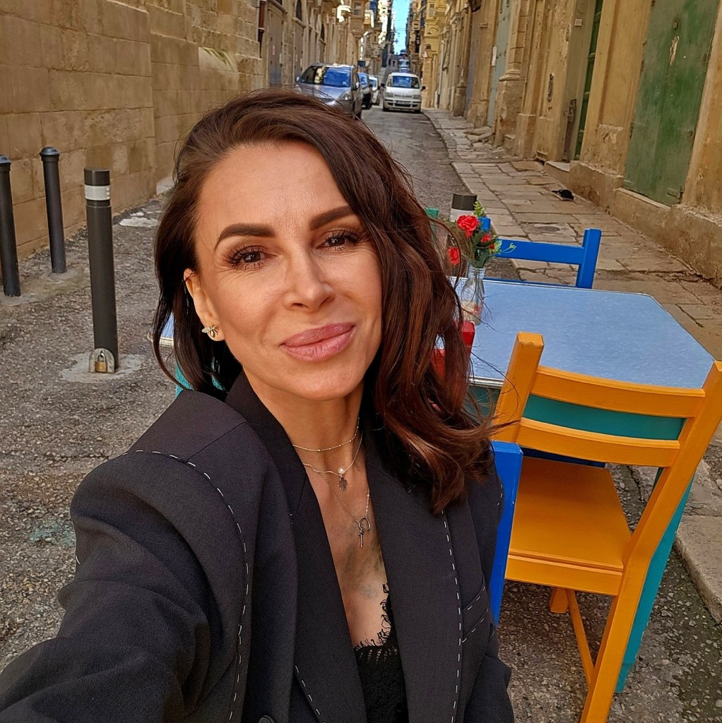 janine-lungu-prettymama-real-talk-maternitate-single-mom-mama-de-adolescent-insta-beauty-by-janine-parenting-real-maternitate-reala-mame-reale-parenting-fara-perfectiune-presiunea-maternitatii-vindecare-emotionala-traume-din-copilarie-relatia-mama-copil-cresterea-adolescentilor-femei-si-maternitate-antreprenoare-si-mama-parenting-modern-sanatate-emotionala-mame-frici-ca-parinte-relatii-toxice-parenting-cu-blandete-self-care-toxic-mame-si-social-media-vulnerabilitate-materna-echilibru-emotional-iubire-neconditionata-single-motherhood-maternitate-autentica-interviu-prettymama-emotii-si-parenting-copii-si-emotii-mama-buna-real-talk-prettymama-educatie-emotionala-copii-maternitate-fara-filtre-rezilienta-parentala-mame-din-online