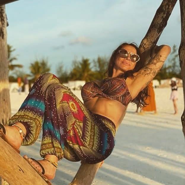janine-lungu-prettymama-real-talk-maternitate-single-mom-mama-de-adolescent-insta-beauty-by-janine-parenting-real-maternitate-reala-mame-reale-parenting-fara-perfectiune-presiunea-maternitatii-vindecare-emotionala-traume-din-copilarie-relatia-mama-copil-cresterea-adolescentilor-femei-si-maternitate-antreprenoare-si-mama-parenting-modern-sanatate-emotionala-mame-frici-ca-parinte-relatii-toxice-parenting-cu-blandete-self-care-toxic-mame-si-social-media-vulnerabilitate-materna-echilibru-emotional-iubire-neconditionata-single-motherhood-maternitate-autentica-interviu-prettymama-emotii-si-parenting-copii-si-emotii-mama-buna-real-talk-prettymama-educatie-emotionala-copii-maternitate-fara-filtre-rezilienta-parentala-mame-din-online