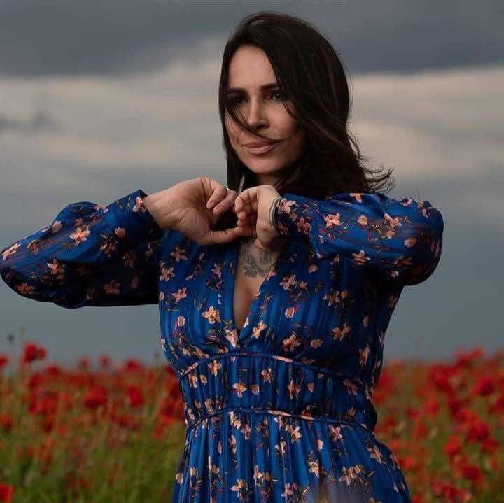 janine-lungu-prettymama-real-talk-maternitate-single-mom-mama-de-adolescent-insta-beauty-by-janine-parenting-real-maternitate-reala-mame-reale-parenting-fara-perfectiune-presiunea-maternitatii-vindecare-emotionala-traume-din-copilarie-relatia-mama-copil-cresterea-adolescentilor-femei-si-maternitate-antreprenoare-si-mama-parenting-modern-sanatate-emotionala-mame-frici-ca-parinte-relatii-toxice-parenting-cu-blandete-self-care-toxic-mame-si-social-media-vulnerabilitate-materna-echilibru-emotional-iubire-neconditionata-single-motherhood-maternitate-autentica-interviu-prettymama-emotii-si-parenting-copii-si-emotii-mama-buna-real-talk-prettymama-educatie-emotionala-copii-maternitate-fara-filtre-rezilienta-parentala-mame-din-online