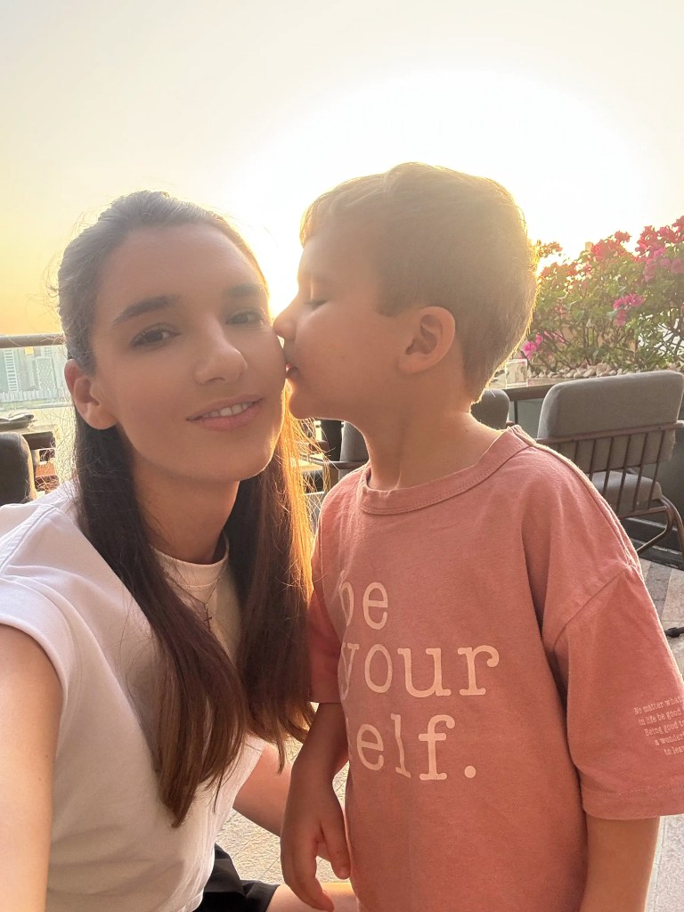 maternitate-gabriela-mama-zeului-prettymama-real-talk-parenting-constient-maternitate-reala-mame-din-online-dubai-cresterea-copiilor-emotii-la-copii-limite-in-parenting-parenting-cu-blandete-maternitate-sincera-viata-de-mama-relatia-de-cuplu-dupa-copil-sanatate-emotionala-mame-educatie-emotionala-copii-temperament-copii-fara-ecrane-diversificare-alimentatie-sanatoasa-psihologia-copilului-mame-si-vinovatie-comunitate-mame-crestere-personala-maternitate-autentica-mama-full-time-real-talk-prettymama-interviu-maternitate-femei-si-maternitate-parenting-modern-emotii-si-copii-copii-si-limite-mame-reale-influencer-mama-romania-parenting-fara-perfectiune