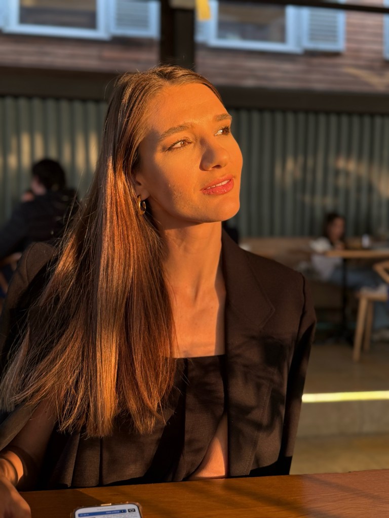 maternitate-gabriela-mama-zeului-prettymama-real-talk-parenting-constient-maternitate-reala-mame-din-online-dubai-cresterea-copiilor-emotii-la-copii-limite-in-parenting-parenting-cu-blandete-maternitate-sincera-viata-de-mama-relatia-de-cuplu-dupa-copil-sanatate-emotionala-mame-educatie-emotionala-copii-temperament-copii-fara-ecrane-diversificare-alimentatie-sanatoasa-psihologia-copilului-mame-si-vinovatie-comunitate-mame-crestere-personala-maternitate-autentica-mama-full-time-real-talk-prettymama-interviu-maternitate-femei-si-maternitate-parenting-modern-emotii-si-copii-copii-si-limite-mame-reale-influencer-mama-romania-parenting-fara-perfectiune