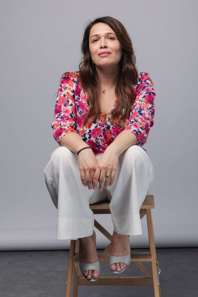gina-denisa-goian-psiholog-psihoterapeut-prettymama-real-talk-maternitate-maternitate-reala-sanatate-mintala-materna-sanatate-emotionala-mame-reale-psihologia-maternitatii-relatia-mama-copil-vinovatia-materna-epuizare-materna-burnout-parental-maternitate-fara-filtre-presiunea-perfectiunii-maternitate-si-identitate-relatia-cu-propriul-corp-copil-interior-trauma-emotionala-rani-din-copilarie-parenting-constient-dezvoltare-emotionala-validare-emotionala-relatia-de-cuplu-dupa-copii-singuratatea-mamelor-echilibru-emotional-furie-materna-vulnerabilitate-materna-depresie-postnatala-suport-pentru-mame-terapie-psihologie-relatii-de-familie-iubire-neconditionata-mama-buna-maternitate-moderna-emotii-si-maternitate-vindecare-emotionala-mame-si-sanatate-mintala-interviu-prettymama-real-talk-prettymama