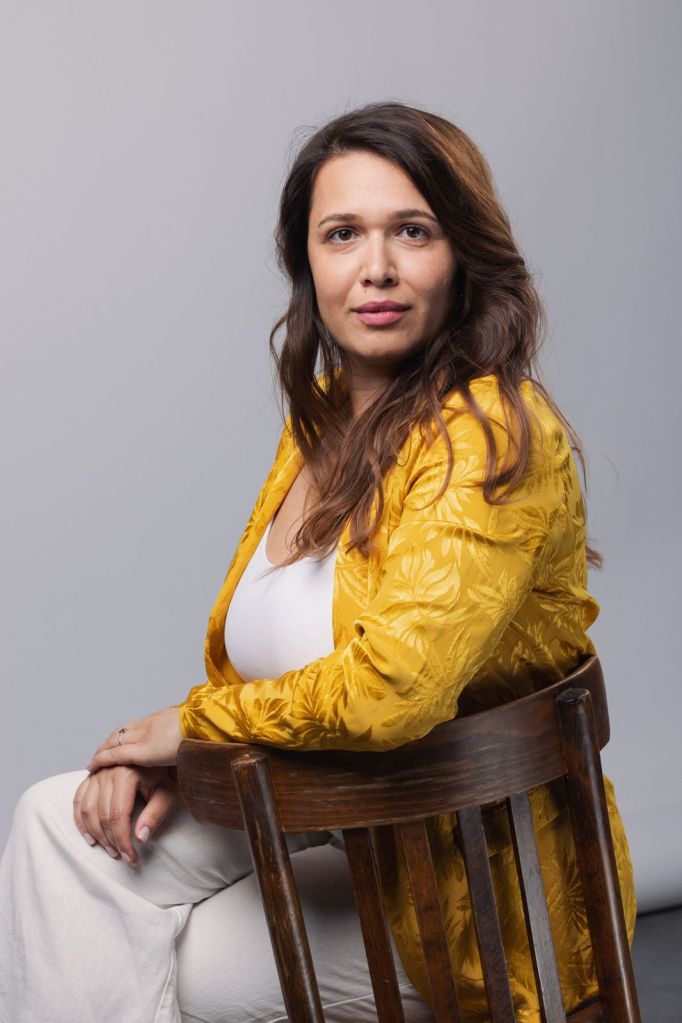 gina-denisa-goian-psiholog-psihoterapeut-prettymama-real-talk-maternitate-maternitate-reala-sanatate-mintala-materna-sanatate-emotionala-mame-reale-psihologia-maternitatii-relatia-mama-copil-vinovatia-materna-epuizare-materna-burnout-parental-maternitate-fara-filtre-presiunea-perfectiunii-maternitate-si-identitate-relatia-cu-propriul-corp-copil-interior-trauma-emotionala-rani-din-copilarie-parenting-constient-dezvoltare-emotionala-validare-emotionala-relatia-de-cuplu-dupa-copii-singuratatea-mamelor-echilibru-emotional-furie-materna-vulnerabilitate-materna-depresie-postnatala-suport-pentru-mame-terapie-psihologie-relatii-de-familie-iubire-neconditionata-mama-buna-maternitate-moderna-emotii-si-maternitate-vindecare-emotionala-mame-si-sanatate-mintala-interviu-prettymama-real-talk-prettymama