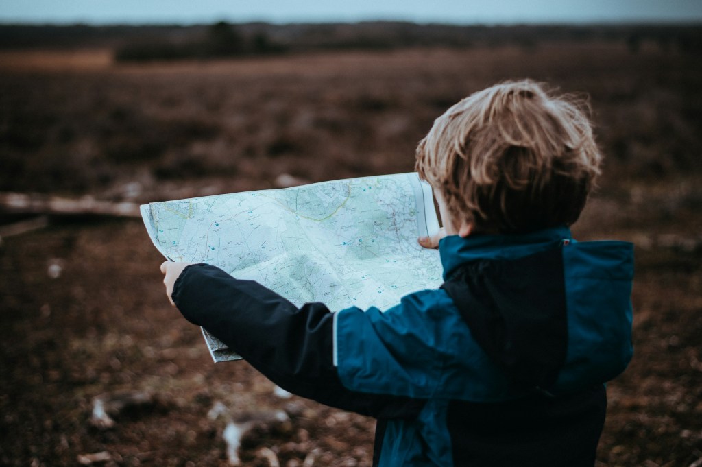 curiozitatea-copiilor-dezvoltarea-copilului-parenting-educatie-intrebarile-copiilor-creierul-copiilor-dezvoltare-emotionala-dezvoltare-cognitiva-copii-si-tehnologie-parenting-constient-educatie-pozitiva-growth-mindset-carol-dweck-alison-gopnik-invatare-prin-joaca-creativitate-la-copii-plictiseala-la-copii-relatia-parinte-copil-psihologia-copilului-pretty-mama