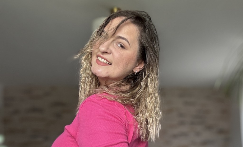 andra-fulga-zana-zanatica-prettymama-real-talk-maternitate-maternitate-reala-mame-reale-parenting-parenting-constient-copil-mic-intoleranta-la-lactoza-nopti-nedormite-somnul-copilului-vinovatia-materna-presiunea-perfectiunii-mame-si-social-media-mama-antreprenor-creativitate-relatia-mama-copil-dezvoltarea-copilului-familie-viata-de-mama-echilibru-emotional-sanatate-emotionala-parenting-modern-copilarie-jocuri-educative-conectare-emotionala-educatie-prin-joaca-relatia-de-cuplu-dupa-copii-vulnerabilitate-materna-mama-si-femeie-sacrificiile-maternitatii-mame-din-online-interviu-prettymama-real-talk-prettymama