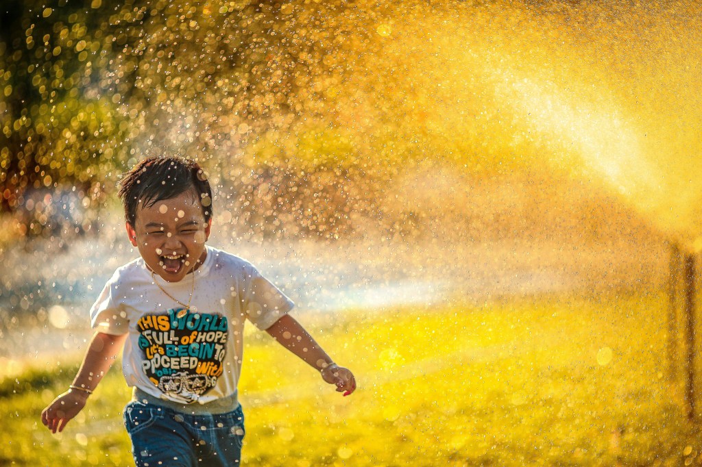 curiozitatea-copiilor-dezvoltarea-copilului-parenting-educatie-intrebarile-copiilor-creierul-copiilor-dezvoltare-emotionala-dezvoltare-cognitiva-copii-si-tehnologie-parenting-constient-educatie-pozitiva-growth-mindset-carol-dweck-alison-gopnik-invatare-prin-joaca-creativitate-la-copii-plictiseala-la-copii-relatia-parinte-copil-psihologia-copilului-pretty-mama