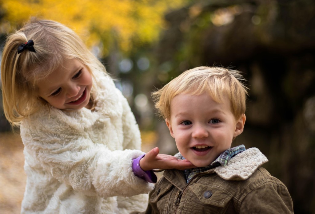 curiozitatea-copiilor-dezvoltarea-copilului-parenting-educatie-intrebarile-copiilor-creierul-copiilor-dezvoltare-emotionala-dezvoltare-cognitiva-copii-si-tehnologie-parenting-constient-educatie-pozitiva-growth-mindset-carol-dweck-alison-gopnik-invatare-prin-joaca-creativitate-la-copii-plictiseala-la-copii-relatia-parinte-copil-psihologia-copilului-pretty-mama