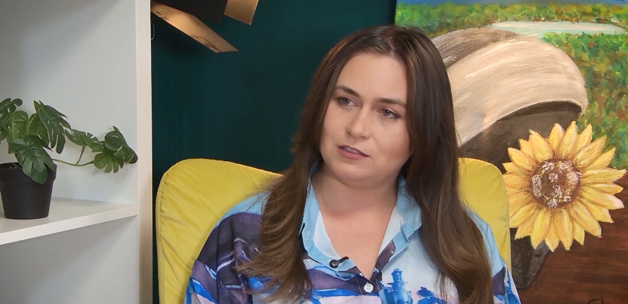 alina-ilioi-muresan-pretty-mama-podcast-pretty-mama-pierderea-unui-parinte-moartea-tatalui-relatia-tata-fiica-maternitate-parenting-credinta-dumnezeu-familie-copilarie-dezvoltare-personala-vindecare-emotionala-sanatate-emotionala-relatii-de-familie-povesti-de-viata-mame-copii-educatie-emotionala